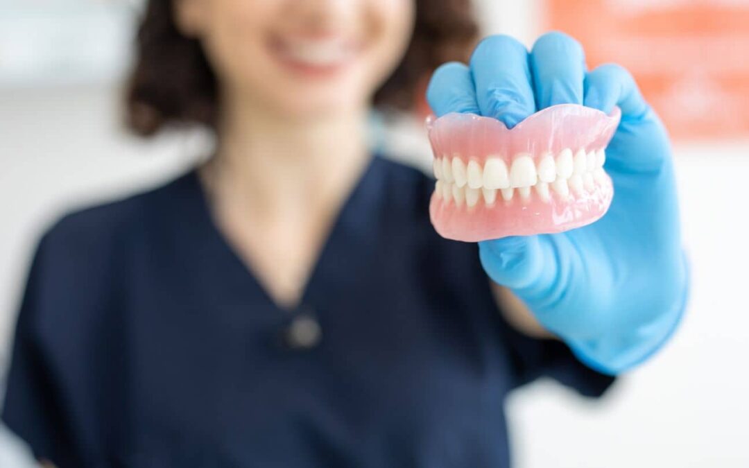 Quem usa dentadura ou prótese móvel há muitos anos pode colocar implantes?